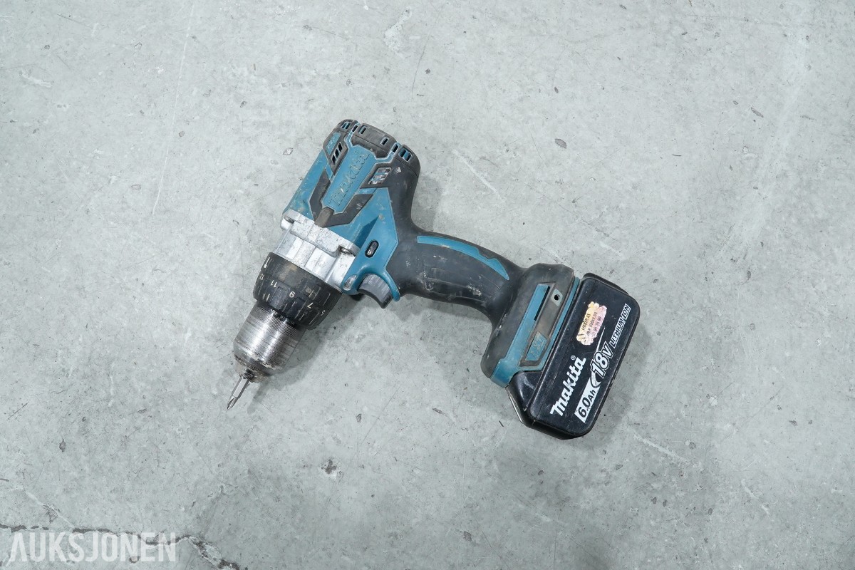 Parti Makita elektroverktøy med batterier og lader 