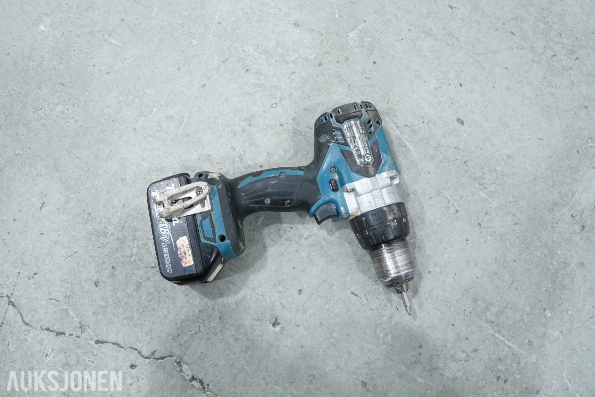Parti Makita elektroverktøy med batterier og lader 