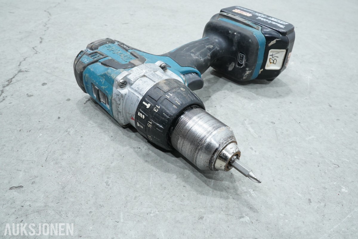Parti Makita elektroverktøy med batterier og lader 