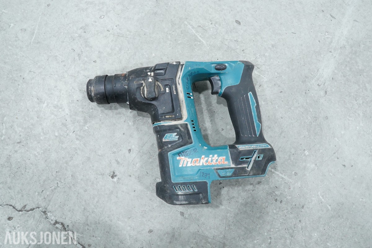 Parti Makita elektroverktøy med batterier og lader 