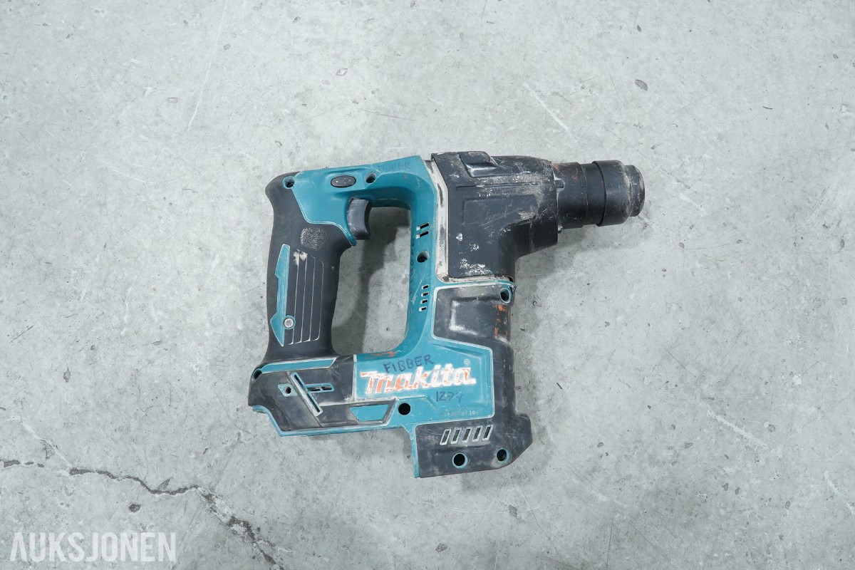Parti Makita elektroverktøy med batterier og lader 