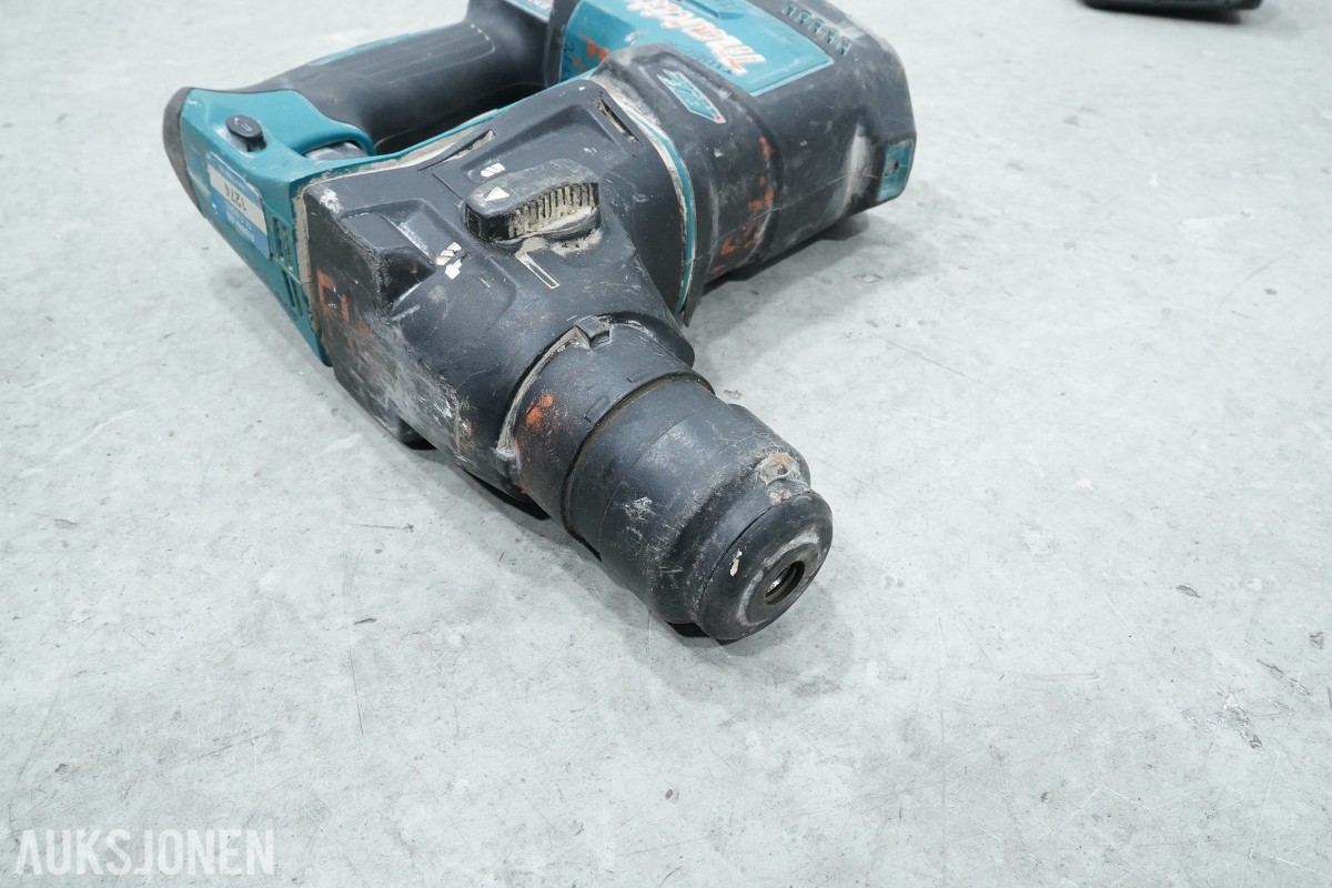 Parti Makita elektroverktøy med batterier og lader 