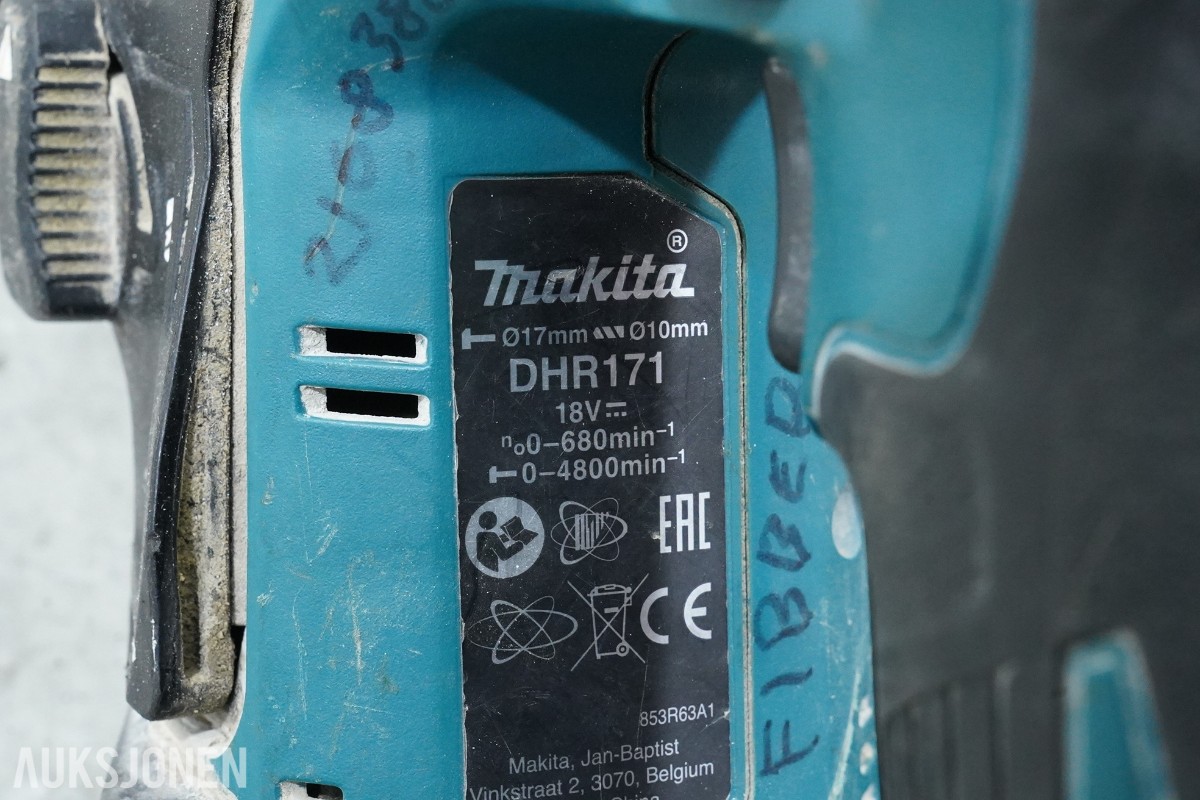 Parti Makita elektroverktøy med batterier og lader 