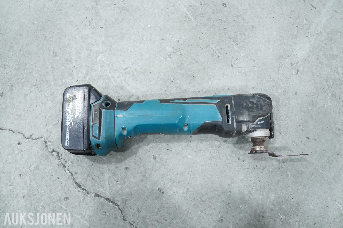 Parti Makita elektroverktøy med batterier og lader 