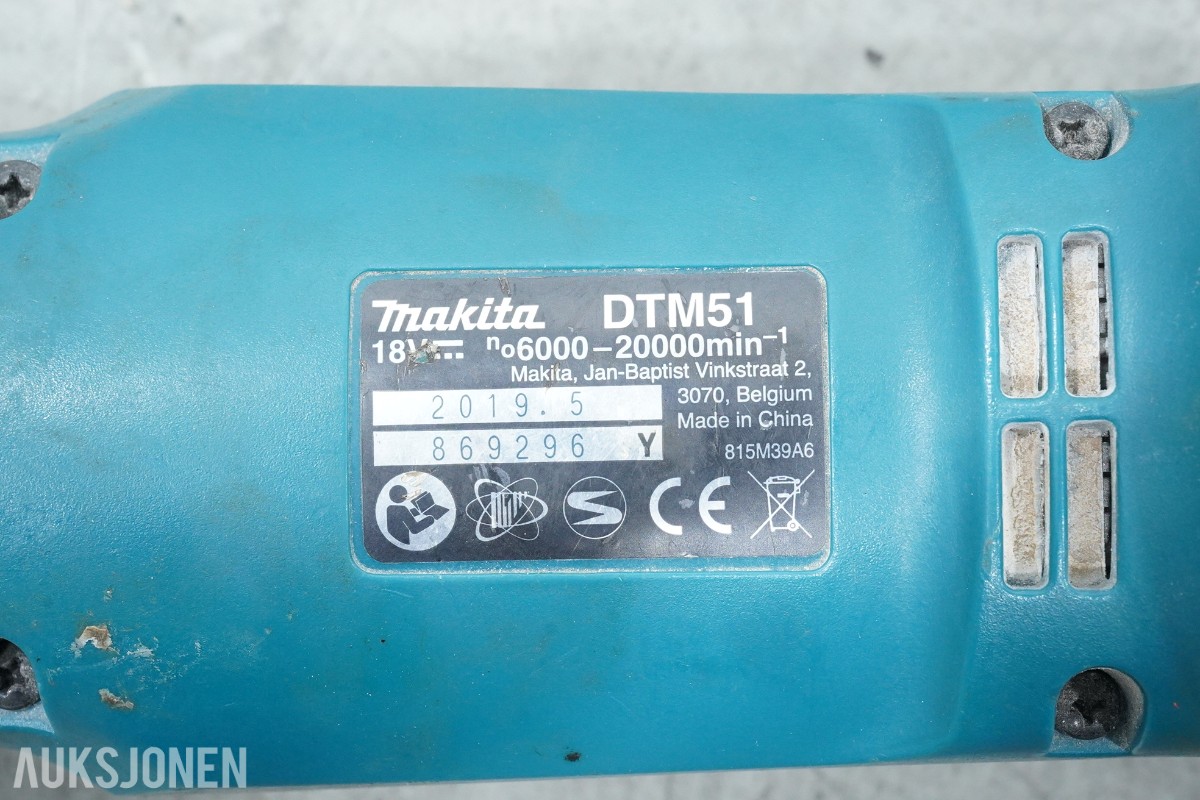Parti Makita elektroverktøy med batterier og lader 