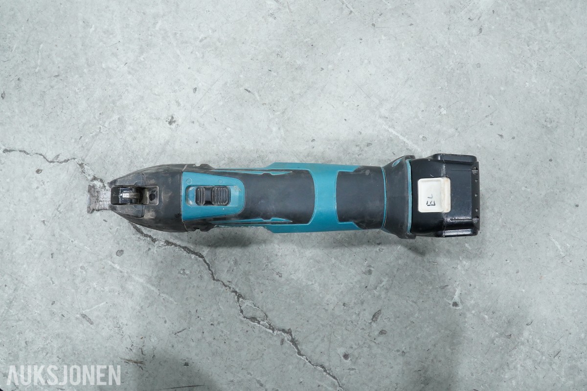 Parti Makita elektroverktøy med batterier og lader 