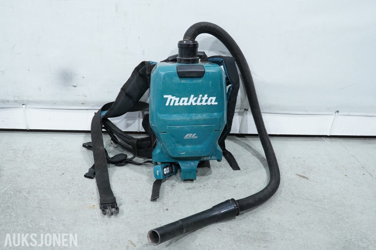 Parti Makita elektroverktøy med batterier og lader 