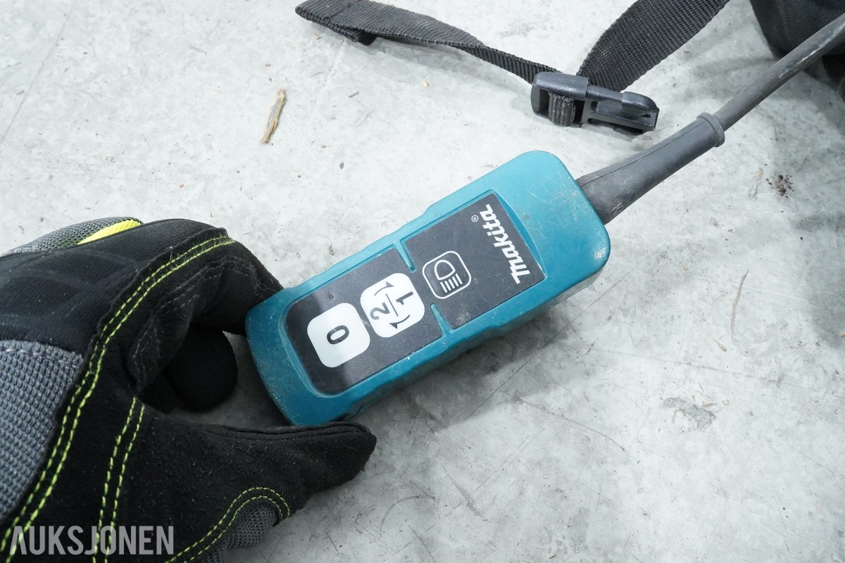 Parti Makita elektroverktøy med batterier og lader 