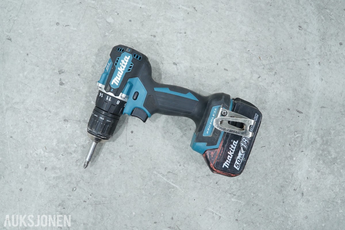 Parti Makita elektroverktøy med batterier og lader 