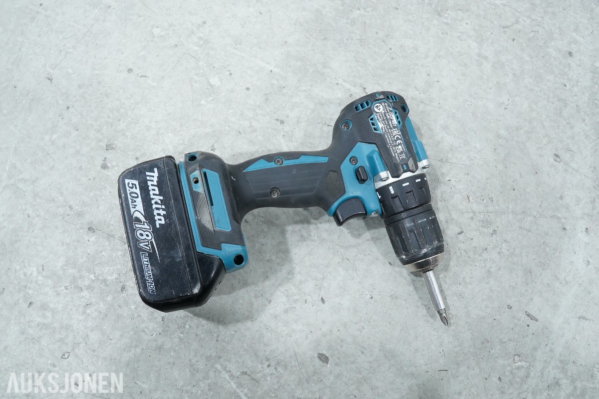 Parti Makita elektroverktøy med batterier og lader 