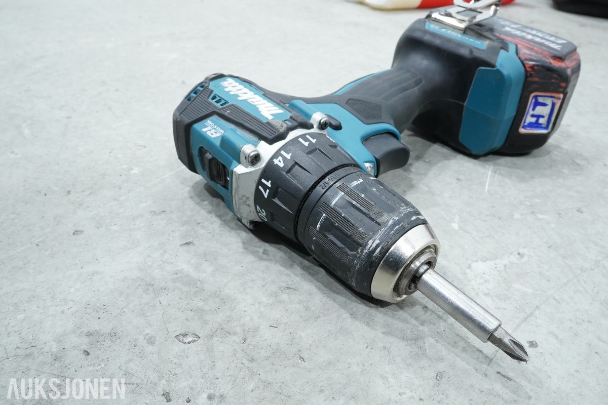 Parti Makita elektroverktøy med batterier og lader 