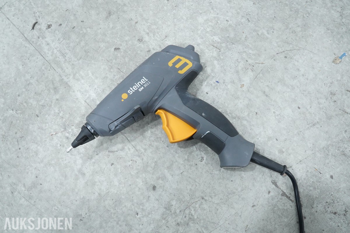 Parti Makita elektroverktøy med batterier og lader 