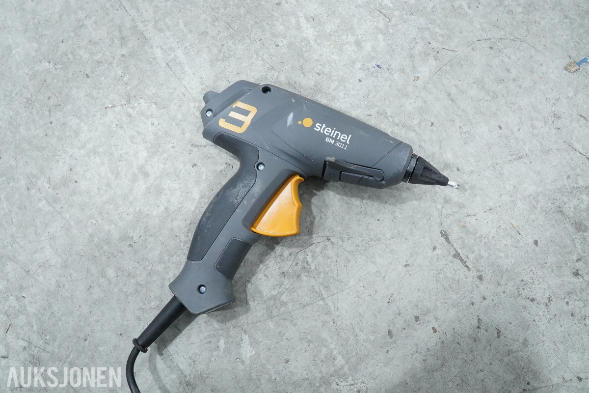 Parti Makita elektroverktøy med batterier og lader 