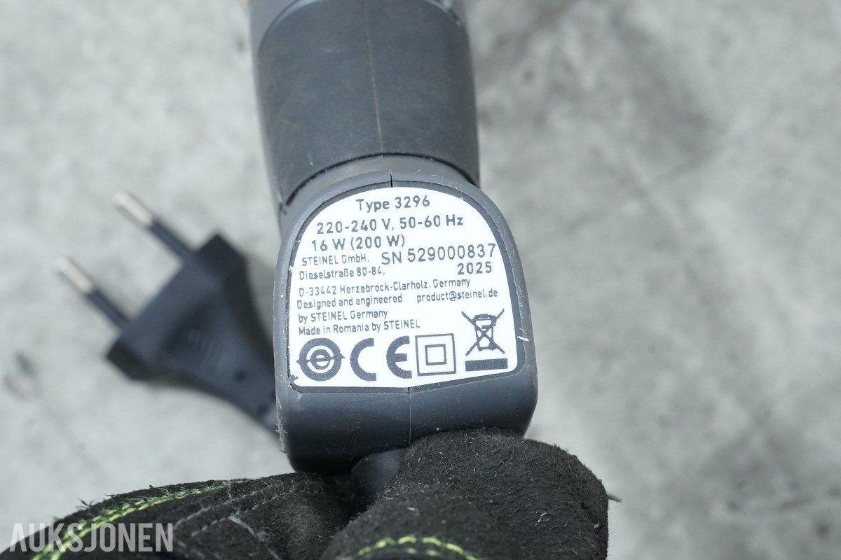 Parti Makita elektroverktøy med batterier og lader 