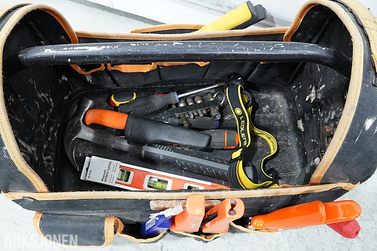Parti Makita elektroverktøy med batterier og lader 