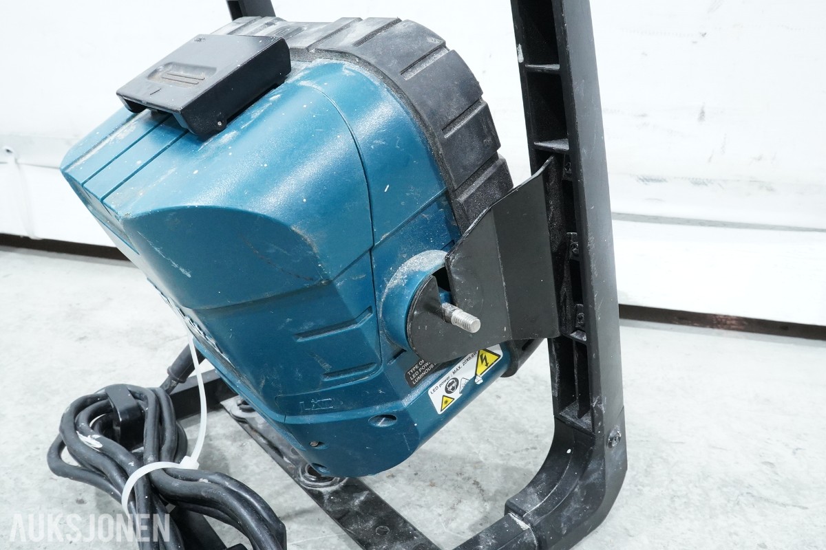 Parti Makita elektroverktøy med støvsuger, arbeidslys og lader