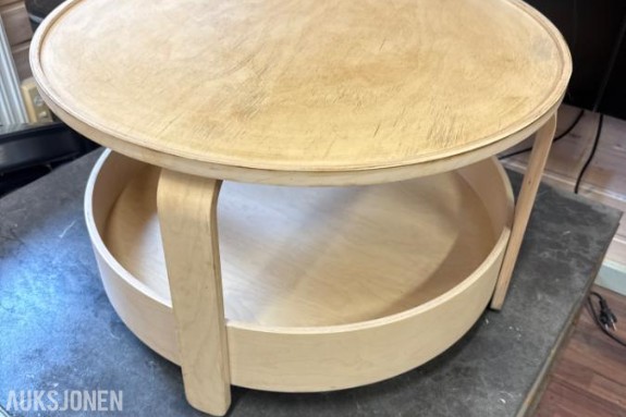 Rundt sofabord i lyst tre – Ø 90 cm – med oppbevaring *Ingen minstepris*