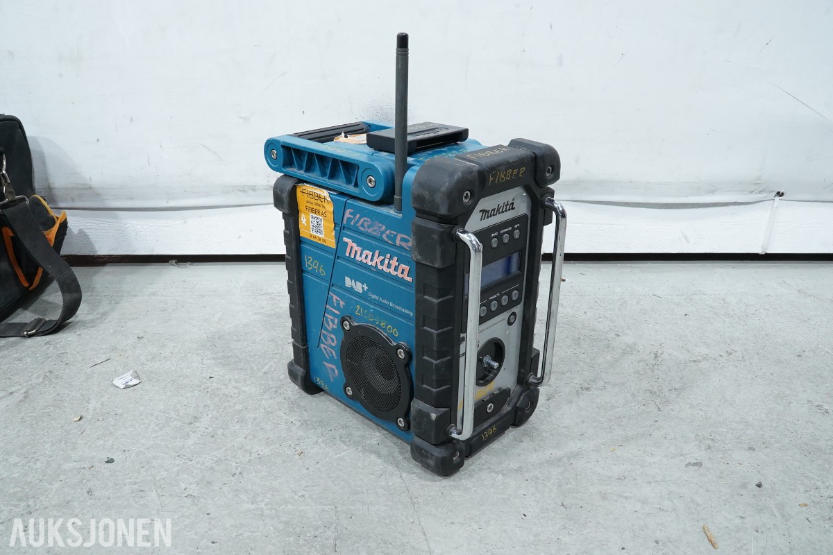 Parti Makita 18V elektroverktøy, støvsuger, radio og håndverktøy