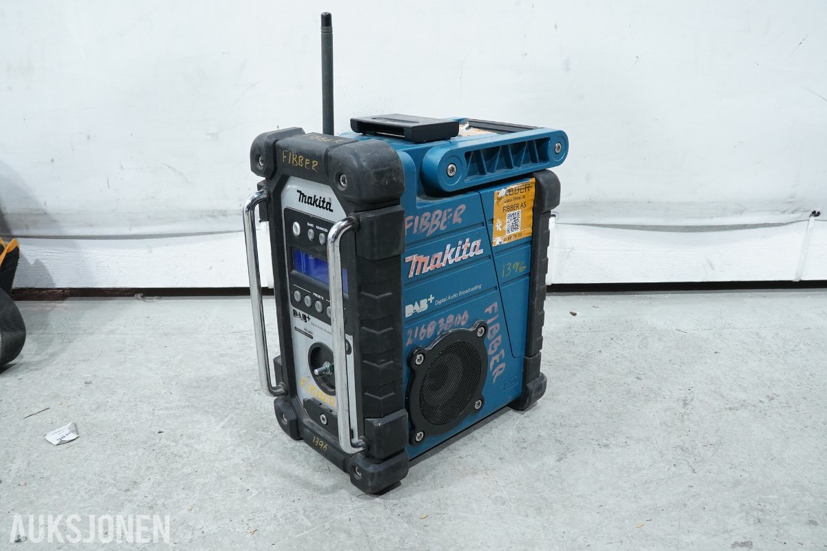 Parti Makita 18V elektroverktøy, støvsuger, radio og håndverktøy