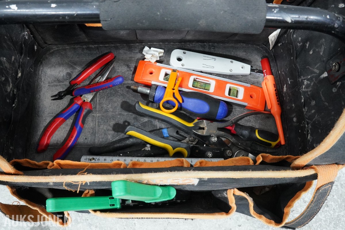Parti Makita 18V elektroverktøy, støvsuger, radio og håndverktøy