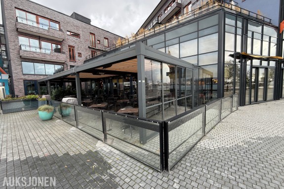 Stor Pratic pergola / uteservering med glassvegger – ca. 72,5 m² – Må demonteres