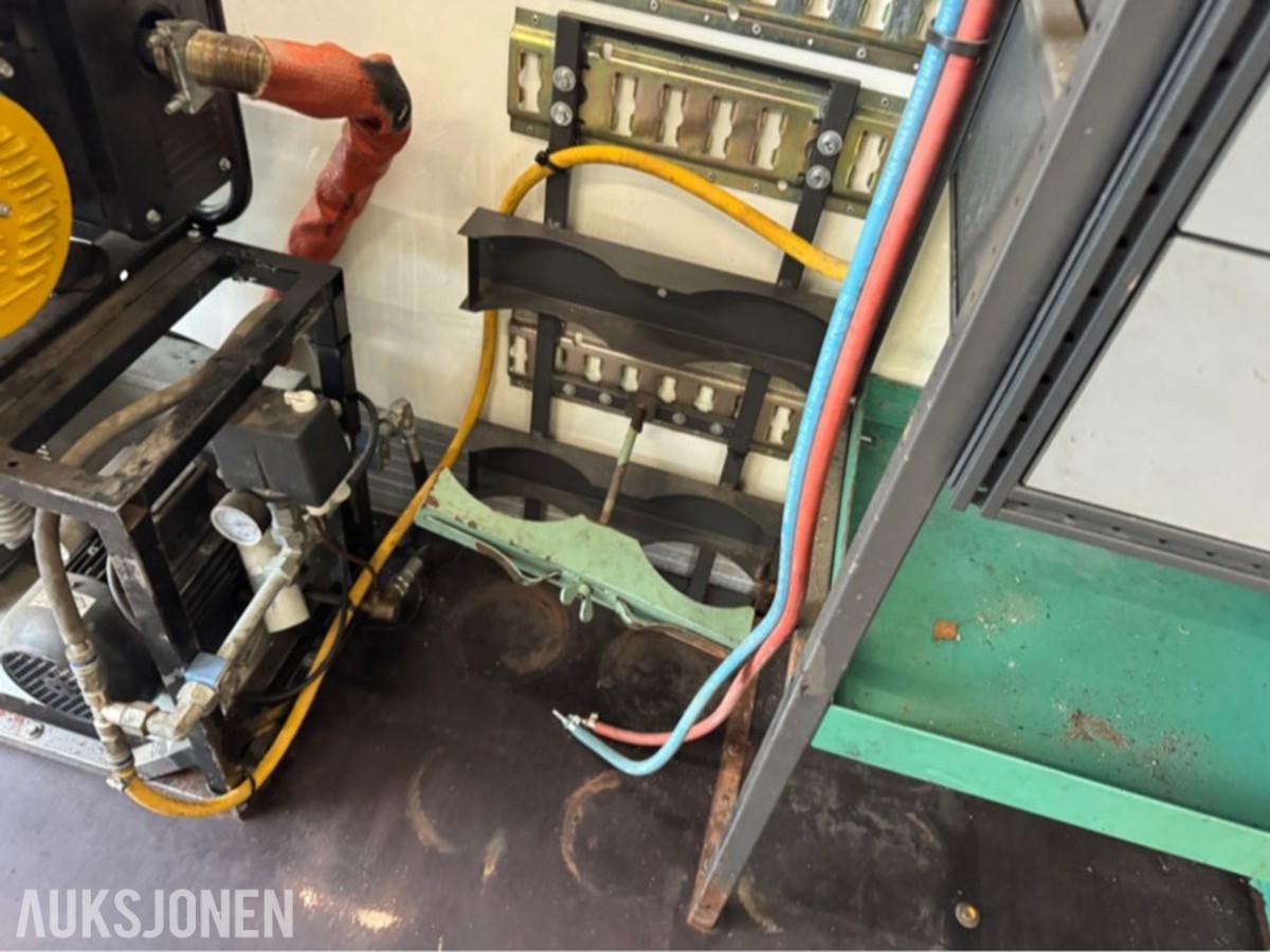 2015 Iveco 80E22/ P servicebil med verkstedinnredning og bakløfter