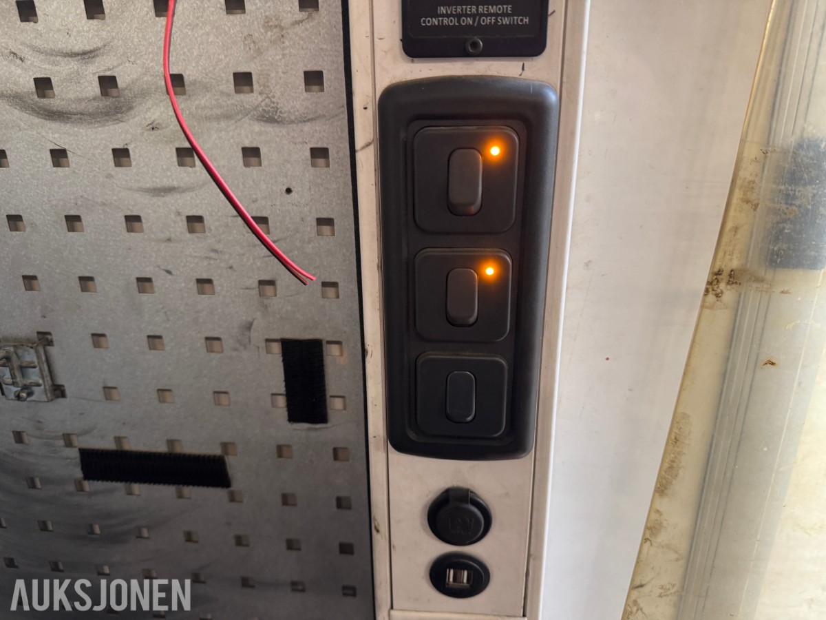 2015 Iveco 80E22/ P servicebil med verkstedinnredning og bakløfter