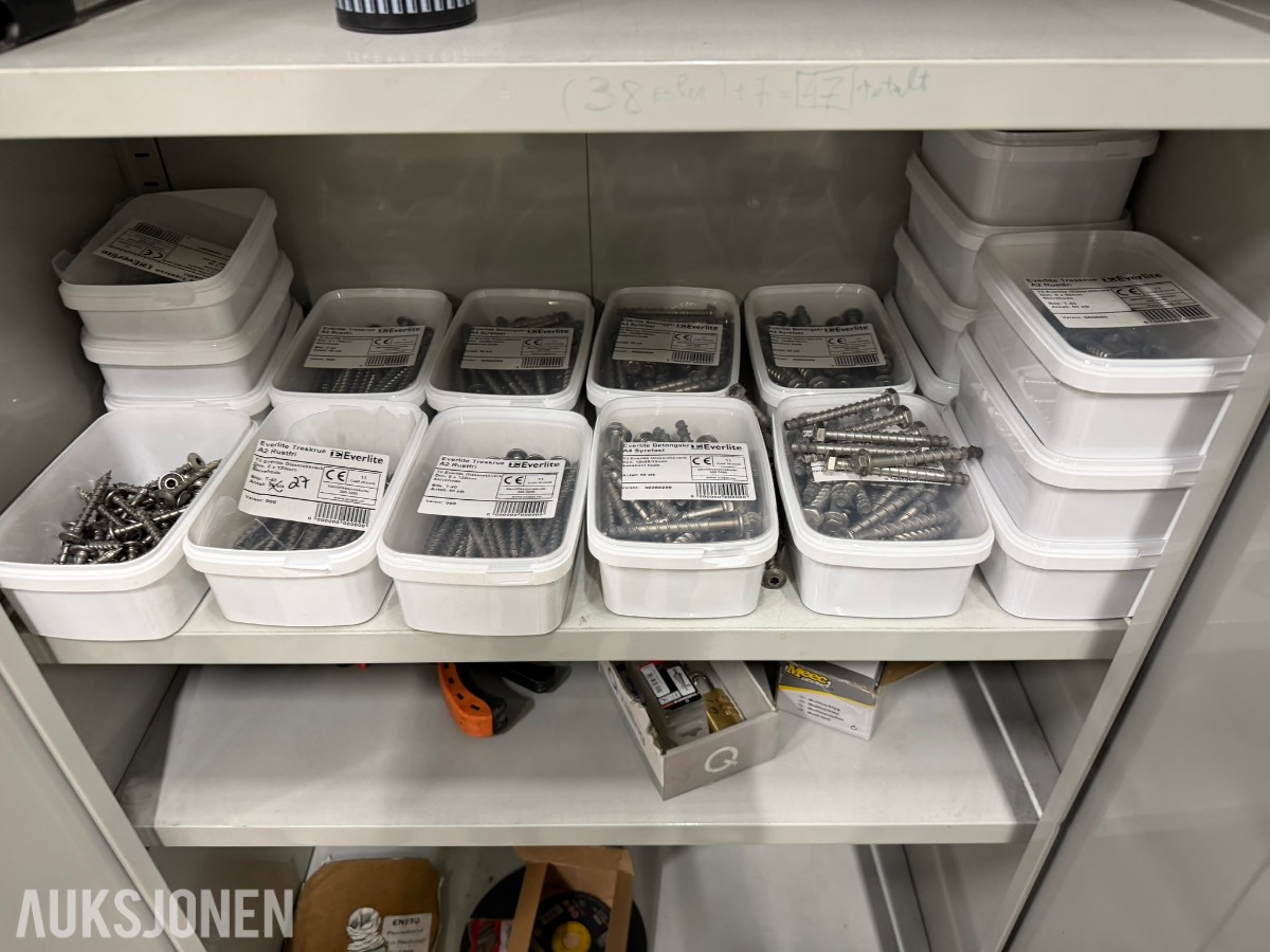 2 stk. metallskap med verktøy, festemateriell og tilbehør 