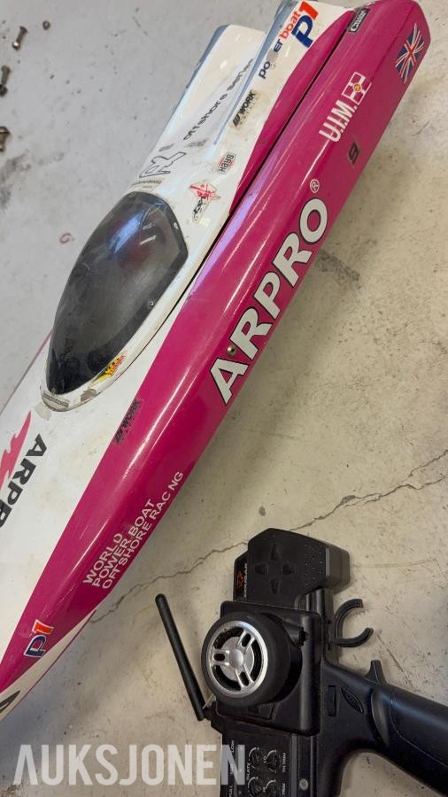ARPRO radiostyrt racingbåt med fjernkontroll, batterier og tilbehør usikker 