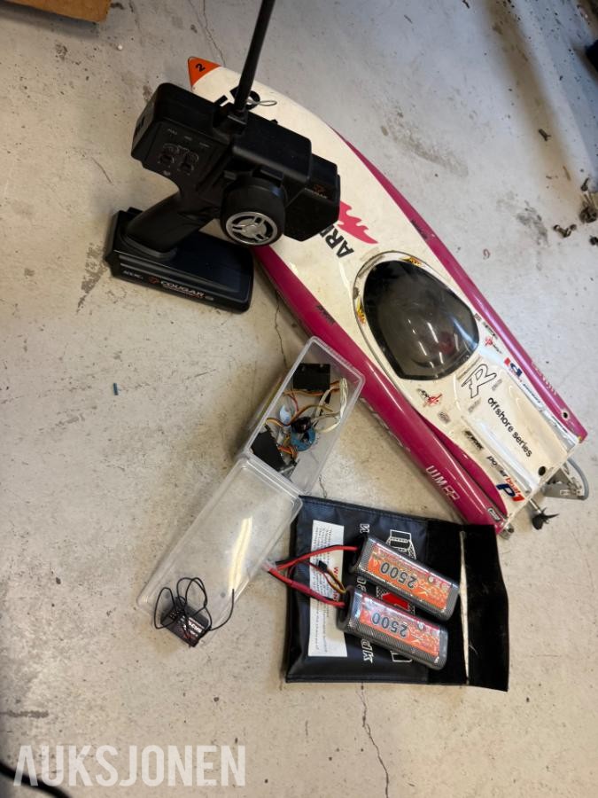 ARPRO radiostyrt racingbåt med fjernkontroll, batterier og tilbehør usikker 