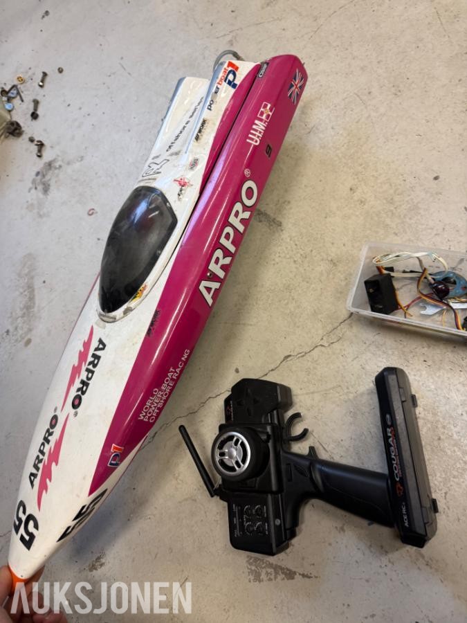 ARPRO radiostyrt racingbåt med fjernkontroll, batterier og tilbehør usikker 