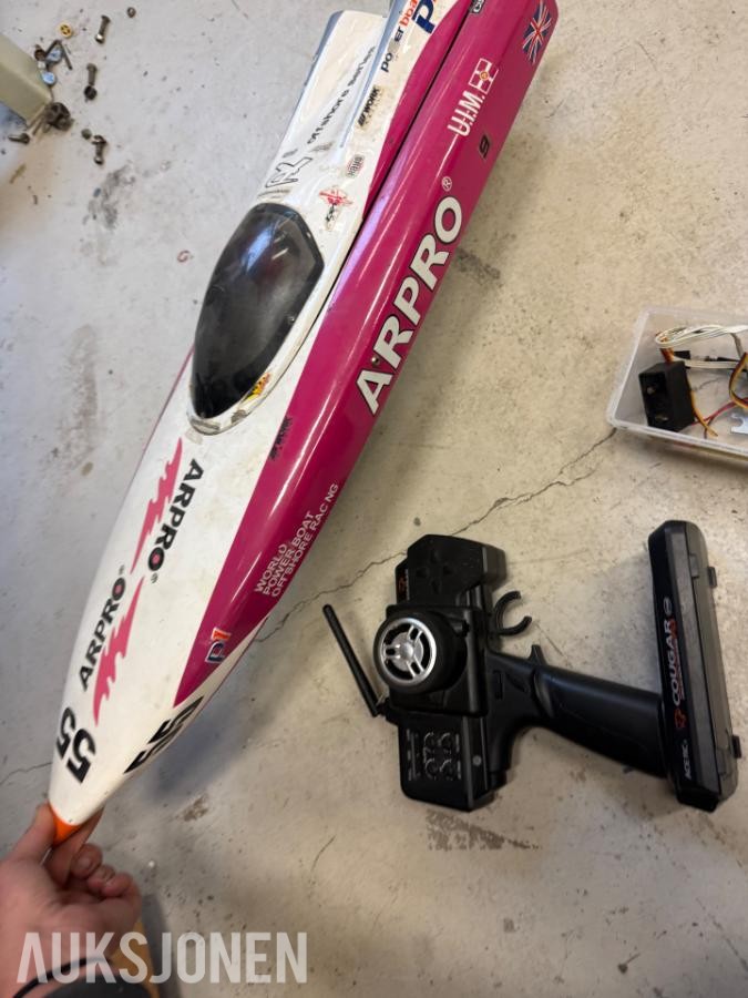 ARPRO radiostyrt racingbåt med fjernkontroll, batterier og tilbehør usikker 