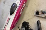 ARPRO radiostyrt racingbåt med fjernkontroll, batterier og tilbehør usikker 