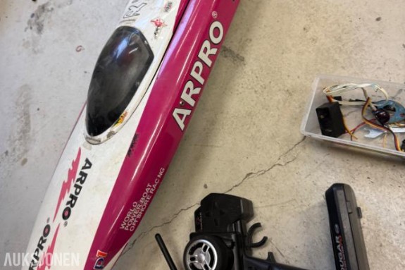 ARPRO radiostyrt racingbåt med fjernkontroll, batterier og tilbehør usikker