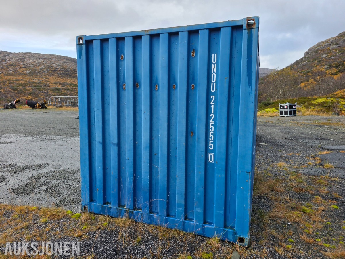 10 fots container med innhold selges