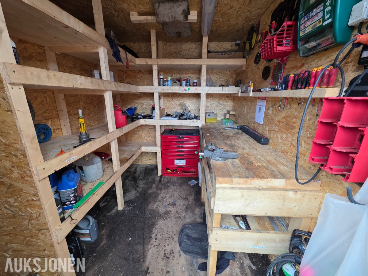 10 fots container med innhold selges