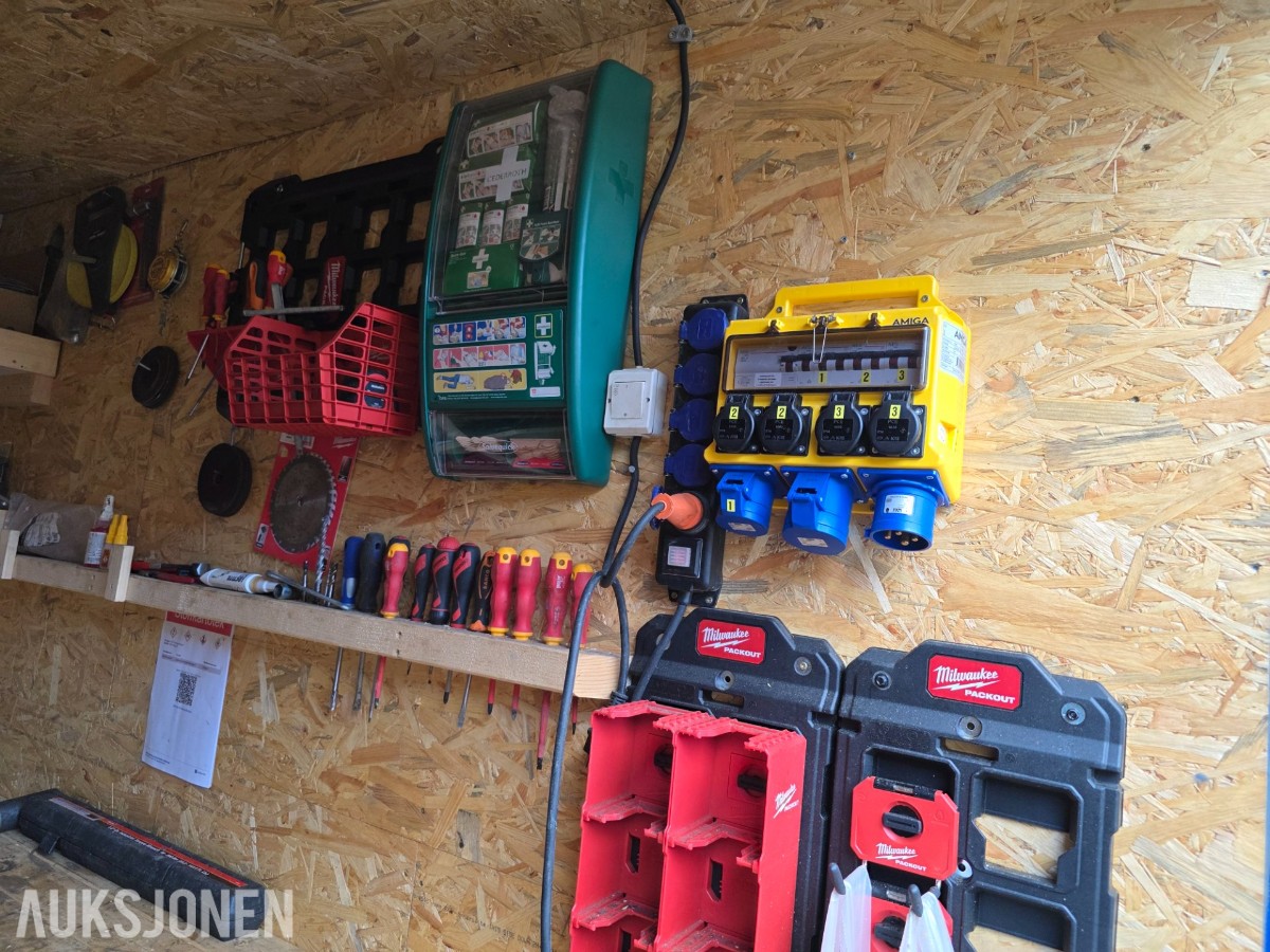 10 fots container med innhold selges