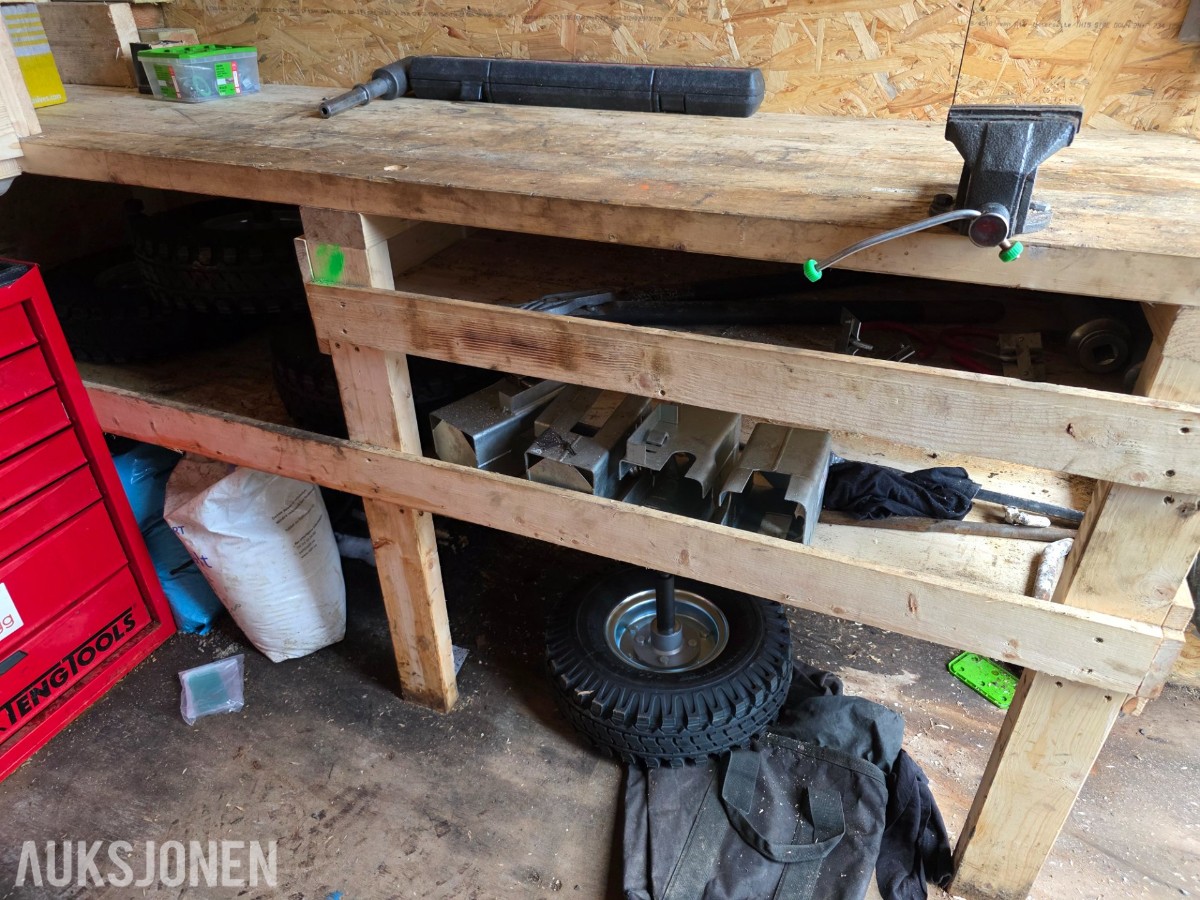 10 fots container med innhold selges