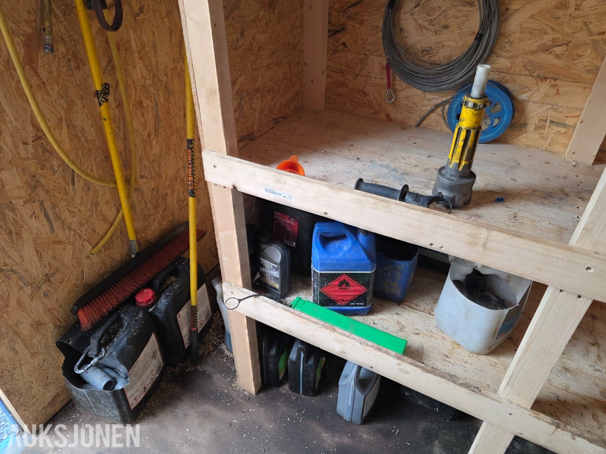 10 fots container med innhold selges