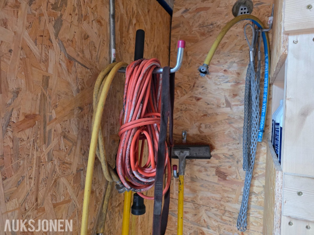 10 fots container med innhold selges