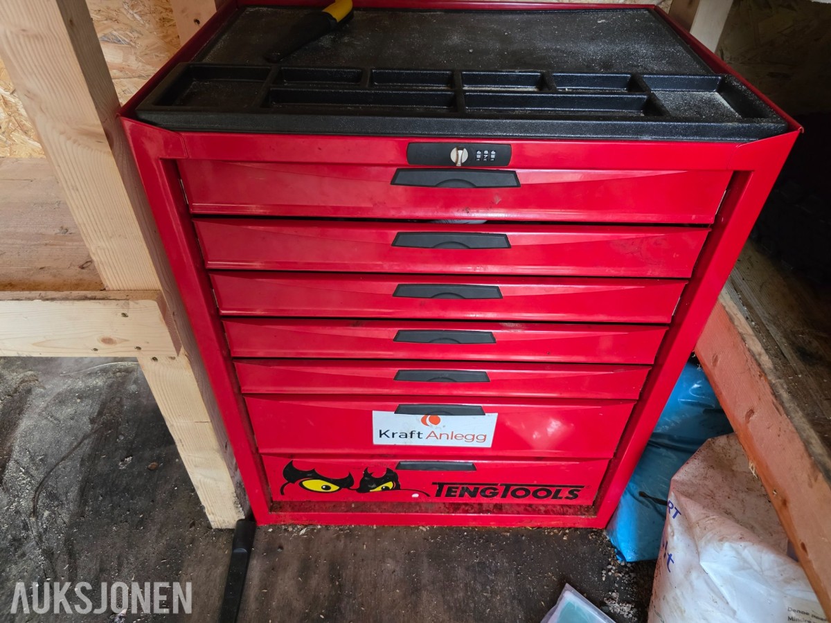 10 fots container med innhold selges