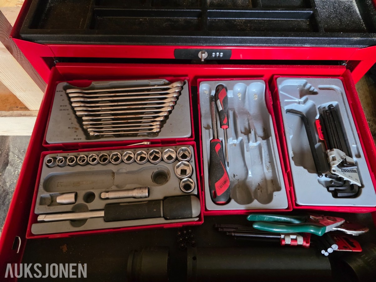 10 fots container med innhold selges