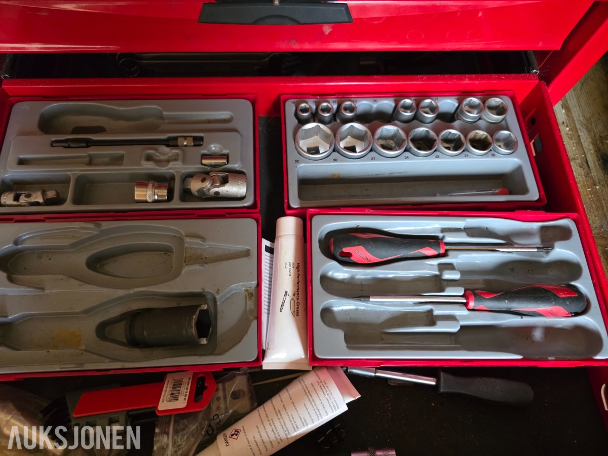 10 fots container med innhold selges