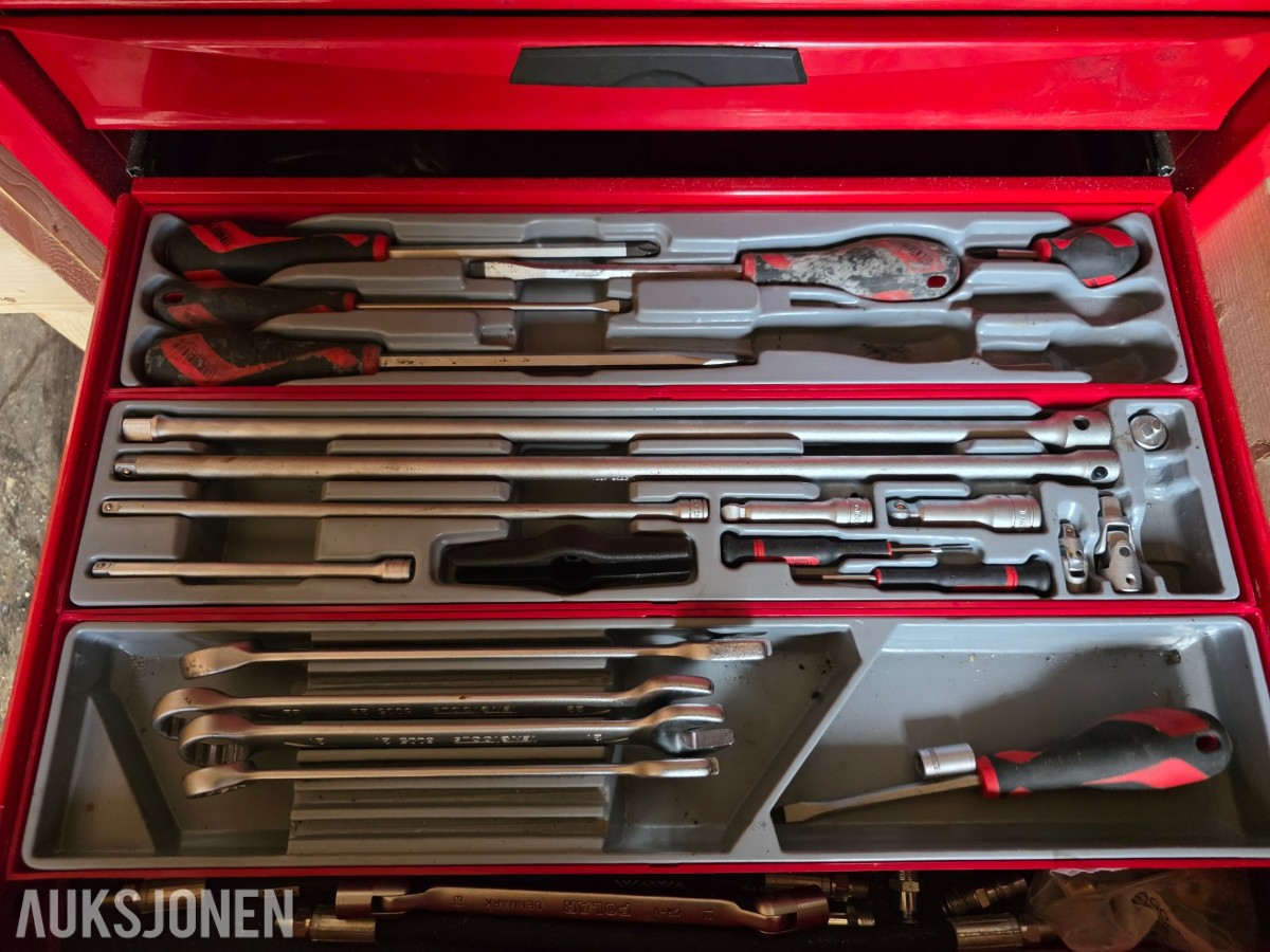 10 fots container med innhold selges