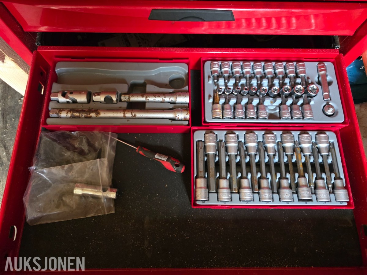 10 fots container med innhold selges