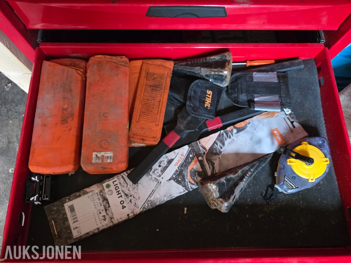 10 fots container med innhold selges