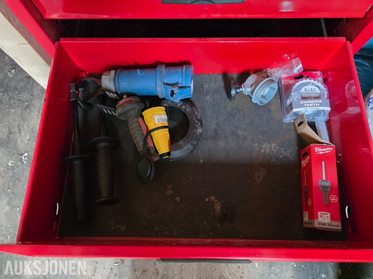 10 fots container med innhold selges