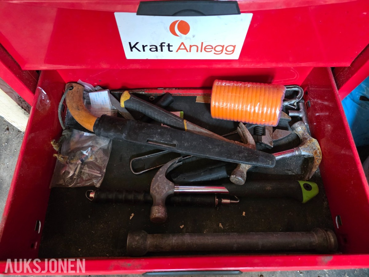 10 fots container med innhold selges