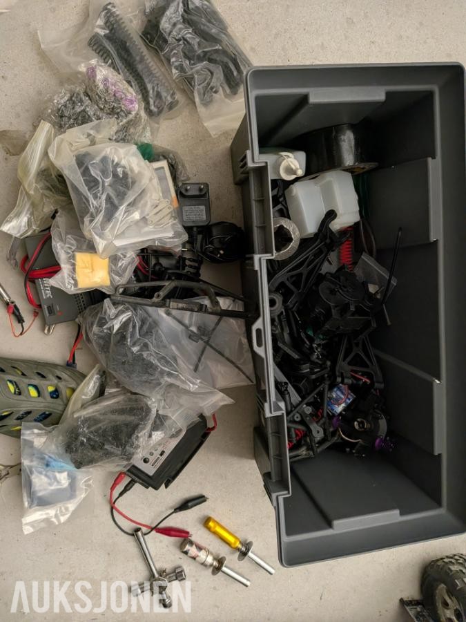 Stor RC Nitro-samling 4 biler, Startkasse, Ladere, Deler, etc.