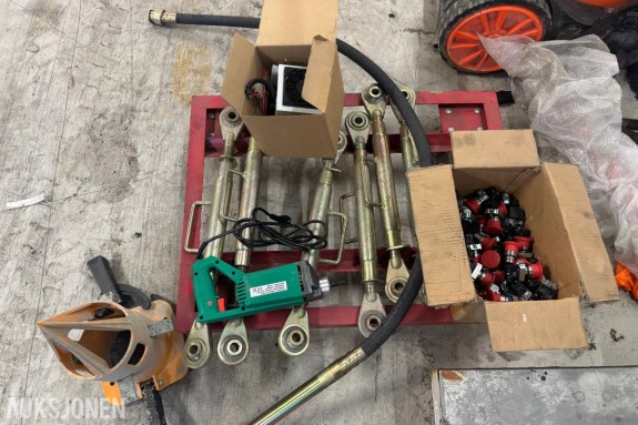 Parti med traktorutstyr, 6toppstag , betongvibrator, sekkeåpner og elektriske komponenter